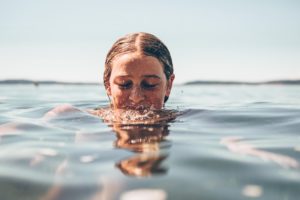 Frau im Wasser, froh